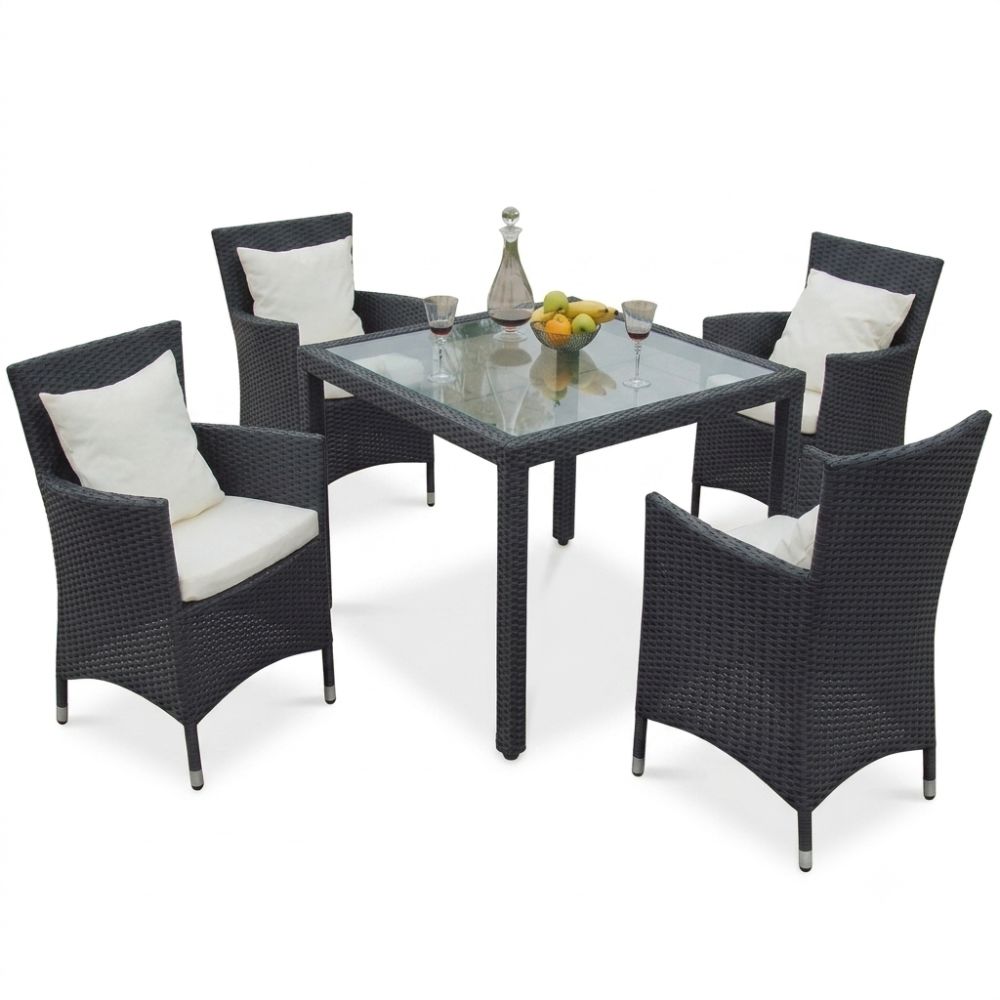 SET TAVOLO CON 4 SEDIE IN POLY RATTAN CM. 100X100 NERO SET TAVOLO CON 4 SEDIE IN POLY RATTAN CM. 100X100 NERO